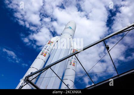 Ariane V-Rakete mit stehenden Boostern. Modelldemonstration der Ariane 5-Trägerrakete und ESA EADS-Ariane-Rakete im Luft- und Raumfahrtmuseum Le Bourget in Paris während der Paris Air Show 53. Salon international de l'aéronautique et de l'espace de Paris-Le Bourget, Salon du Bourget. Ariane 5 ist ein von Arianespace für die Europäische Weltraumorganisation ESA entwickeltes und betriebenes europäisches Starterfahrzeug, das Nutzlasten in die geostationäre Transferbahn (GTO) oder in die niedrige Erdumlaufbahn (LEO) des Airbus Defence and Space-Herstellers liefert. Paris, Frankreich auf J Stockfoto