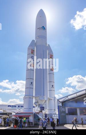 Ariane V-Rakete mit stehenden Boostern. Modelldemonstration der Ariane 5-Trägerrakete und ESA EADS-Ariane-Rakete im Luft- und Raumfahrtmuseum Le Bourget in Paris während der Paris Air Show 53. Salon international de l'aéronautique et de l'espace de Paris-Le Bourget, Salon du Bourget. Ariane 5 ist ein von Arianespace für die Europäische Weltraumorganisation ESA entwickeltes und betriebenes europäisches Starterfahrzeug, das Nutzlasten in die geostationäre Transferbahn (GTO) oder in die niedrige Erdumlaufbahn (LEO) des Airbus Defence and Space-Herstellers liefert. Paris, Frankreich auf J Stockfoto