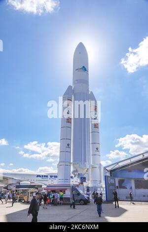 Ariane V-Rakete mit stehenden Boostern. Modelldemonstration der Ariane 5-Trägerrakete und ESA EADS-Ariane-Rakete im Luft- und Raumfahrtmuseum Le Bourget in Paris während der Paris Air Show 53. Salon international de l'aéronautique et de l'espace de Paris-Le Bourget, Salon du Bourget. Ariane 5 ist ein von Arianespace für die Europäische Weltraumorganisation ESA entwickeltes und betriebenes europäisches Starterfahrzeug, das Nutzlasten in die geostationäre Transferbahn (GTO) oder in die niedrige Erdumlaufbahn (LEO) des Airbus Defence and Space-Herstellers liefert. Paris, Frankreich auf J Stockfoto