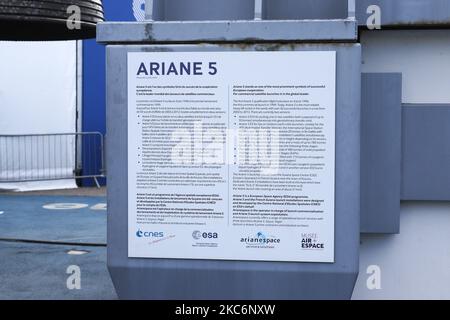 Ariane V-Rakete mit stehenden Boostern. Modelldemonstration der Ariane 5-Trägerrakete und ESA EADS-Ariane-Rakete im Luft- und Raumfahrtmuseum Le Bourget in Paris während der Paris Air Show 53. Salon international de l'aéronautique et de l'espace de Paris-Le Bourget, Salon du Bourget. Ariane 5 ist ein von Arianespace für die Europäische Weltraumorganisation ESA entwickeltes und betriebenes europäisches Starterfahrzeug, das Nutzlasten in die geostationäre Transferbahn (GTO) oder in die niedrige Erdumlaufbahn (LEO) des Airbus Defence and Space-Herstellers liefert. Paris, Frankreich auf J Stockfoto