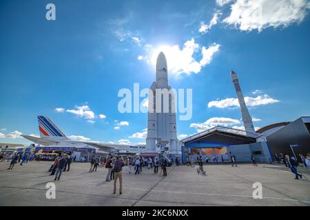 Ariane V-Rakete mit stehenden Boostern. Modelldemonstration der Ariane 5-Trägerrakete und ESA EADS-Ariane-Rakete im Luft- und Raumfahrtmuseum Le Bourget in Paris während der Paris Air Show 53. Salon international de l'aéronautique et de l'espace de Paris-Le Bourget, Salon du Bourget. Ariane 5 ist ein von Arianespace für die Europäische Weltraumorganisation ESA entwickeltes und betriebenes europäisches Starterfahrzeug, das Nutzlasten in die geostationäre Transferbahn (GTO) oder in die niedrige Erdumlaufbahn (LEO) des Airbus Defence and Space-Herstellers liefert. Paris, Frankreich auf J Stockfoto