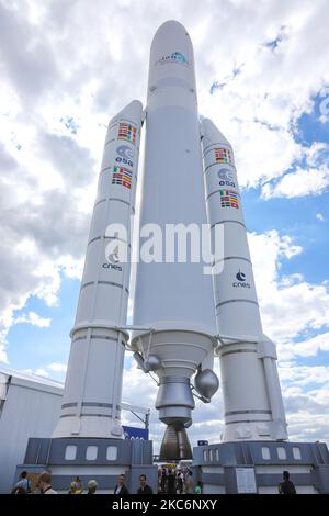 Ariane V-Rakete mit stehenden Boostern. Modelldemonstration der Ariane 5-Trägerrakete und ESA EADS-Ariane-Rakete im Luft- und Raumfahrtmuseum Le Bourget in Paris während der Paris Air Show 53. Salon international de l'aéronautique et de l'espace de Paris-Le Bourget, Salon du Bourget. Ariane 5 ist ein von Arianespace für die Europäische Weltraumorganisation ESA entwickeltes und betriebenes europäisches Starterfahrzeug, das Nutzlasten in die geostationäre Transferbahn (GTO) oder in die niedrige Erdumlaufbahn (LEO) des Airbus Defence and Space-Herstellers liefert. Paris, Frankreich auf J Stockfoto