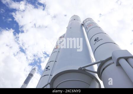 Ariane V-Rakete mit stehenden Boostern. Modelldemonstration der Ariane 5-Trägerrakete und ESA EADS-Ariane-Rakete im Luft- und Raumfahrtmuseum Le Bourget in Paris während der Paris Air Show 53. Salon international de l'aéronautique et de l'espace de Paris-Le Bourget, Salon du Bourget. Ariane 5 ist ein von Arianespace für die Europäische Weltraumorganisation ESA entwickeltes und betriebenes europäisches Starterfahrzeug, das Nutzlasten in die geostationäre Transferbahn (GTO) oder in die niedrige Erdumlaufbahn (LEO) des Airbus Defence and Space-Herstellers liefert. Paris, Frankreich auf J Stockfoto