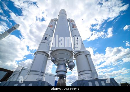 Ariane V-Rakete mit stehenden Boostern. Modelldemonstration der Ariane 5-Trägerrakete und ESA EADS-Ariane-Rakete im Luft- und Raumfahrtmuseum Le Bourget in Paris während der Paris Air Show 53. Salon international de l'aéronautique et de l'espace de Paris-Le Bourget, Salon du Bourget. Ariane 5 ist ein von Arianespace für die Europäische Weltraumorganisation ESA entwickeltes und betriebenes europäisches Starterfahrzeug, das Nutzlasten in die geostationäre Transferbahn (GTO) oder in die niedrige Erdumlaufbahn (LEO) des Airbus Defence and Space-Herstellers liefert. Paris, Frankreich auf J Stockfoto