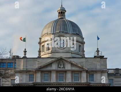 Eine allgemeine Ansicht der Regierungsgebäude in Dublin. Heute Abend kündigte der irische Premierminister Micheal Martin (Taoiseach) an, dass die Beschränkungen der Stufe 5 bis zum 31. Januar in der Republik Irland wieder vollständig aufgehoben werden. Das Gesundheitsministerium meldete eine neue tägliche Aufzeichnung neuer Fälle für die Republik Irland mit 1.718 neuen Fällen und 13 Todesfällen (3.861 neue Fälle und 19 bestätigte Todesfälle auf der Insel Irland). Am Mittwoch, den 30. Dezember 2020, in Dublin, Irland. (Foto von Artur Widak/NurPhoto) Stockfoto