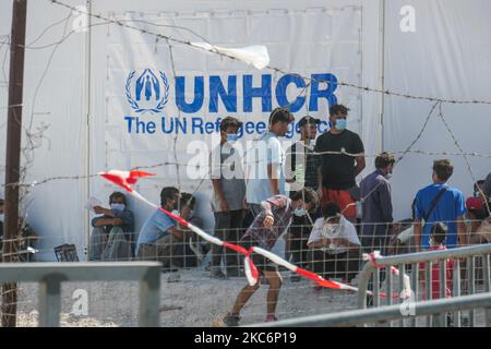 Neues provisorisches Flüchtlingslager in Kara Tepe - Mavrovouni mit großen weißen Zelten mit dem UNHCR- oder UNICEF-Logo und Asylbewerbern, die auf die Registrierung warten und Vorräte wie Nahrung, Betten, Kleidung usw. vom Haupteingang aus gesehen haben. Das neue eingezäunte Lager ist ein ehemaliges Militärgebiet, Schießplatz der Hellenischen Armee, in der Nähe der Stadt Mytilene auf der Insel Lesbos in Griechenland. Das neue Lager wurde nach dem Brand vom 9. September 2020 gegründet, als eines der größten Flüchtlingslager Europas, das Moria-Flüchtlingslager (Aufnahme-, Identifikations- und Registrierungszentrum), verbrannt wurde. Alle Bewohner, die Asyl suchen Stockfoto