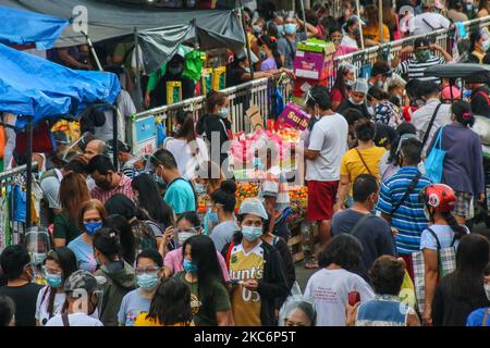 Einkäufer im Antipolo Public Market, die Gesichtsmasken und Gesichtsschilde als Schutz vor COVID-19 tragen, am 31. Dezember 2020 in Antipolo City, Philippinen. Die Regierung verlangt von den Menschen ein obligatorisches Tragen von Gesichtsschutz zusammen mit Gesichtsmaske, um das Risiko einer Infektion mit COVID-19 zu vermeiden. Am 30. Dezember 2020 meldeten die Philippinen 472.532 Fälle mit 9.230 Todesfällen. (Foto von Ryan Eduard Benaid/NurPhoto) Stockfoto