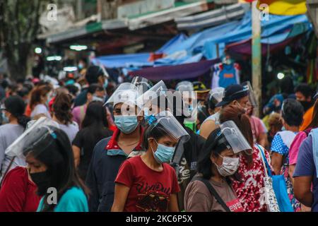 Einkäufer im Antipolo Public Market, die Gesichtsmasken und Gesichtsschilde als Schutz vor COVID-19 tragen, am 31. Dezember 2020 in Antipolo City, Philippinen. Die Regierung verlangt von den Menschen ein obligatorisches Tragen von Gesichtsschutz zusammen mit Gesichtsmaske, um das Risiko einer Infektion mit COVID-19 zu vermeiden. Am 30. Dezember 2020 meldeten die Philippinen 472.532 Fälle mit 9.230 Todesfällen. (Foto von Ryan Eduard Benaid/NurPhoto) Stockfoto