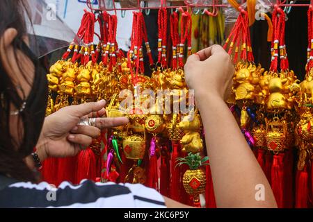 Am 31. Dezember 2020 werden in Antipolo City, Philippinen, in den Straßen vor Silvester Ochsenfiguren verkauft. Chinesische Glockenspiele symbolisieren traditionell als Glücksbringer. Die Filipinos erwarten ein besseres Jahr als 2021, da die COVID-19-Fälle auf den Philippinen auf 472.532 mit 9.230 Todesfällen angehoben werden. (Foto von Ryan Eduard Benaid/NurPhoto) Stockfoto