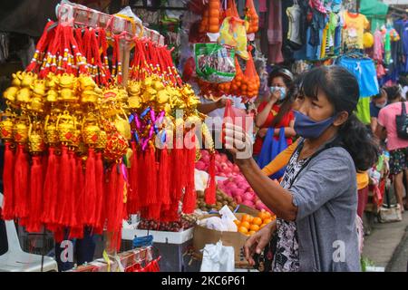 Am 31. Dezember 2020 werden in Antipolo City, Philippinen, in den Straßen vor Silvester Ochsenfiguren verkauft. Chinesische Glockenspiele symbolisieren traditionell als Glücksbringer. Die Filipinos erwarten ein besseres Jahr als 2021, da die COVID-19-Fälle auf den Philippinen auf 472.532 mit 9.230 Todesfällen angehoben werden. (Foto von Ryan Eduard Benaid/NurPhoto) Stockfoto