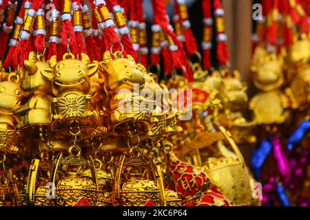 Am 31. Dezember 2020 werden in Antipolo City, Philippinen, in den Straßen vor Silvester Ochsenfiguren verkauft. Chinesische Glockenspiele symbolisieren traditionell als Glücksbringer. Die Filipinos erwarten ein besseres Jahr als 2021, da die COVID-19-Fälle auf den Philippinen auf 472.532 mit 9.230 Todesfällen angehoben werden. (Foto von Ryan Eduard Benaid/NurPhoto) Stockfoto