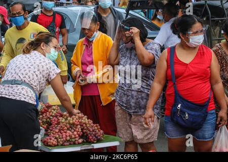 Einkäufer im Antipolo Public Market, die Gesichtsmasken und Gesichtsschilde als Schutz vor COVID-19 tragen, am 31. Dezember 2020 in Antipolo City, Philippinen. Die Regierung verlangt von den Menschen ein obligatorisches Tragen von Gesichtsschutz zusammen mit Gesichtsmaske, um das Risiko einer Infektion mit COVID-19 zu vermeiden. Am 30. Dezember 2020 meldeten die Philippinen 472.532 Fälle mit 9.230 Todesfällen. (Foto von Ryan Eduard Benaid/NurPhoto) Stockfoto