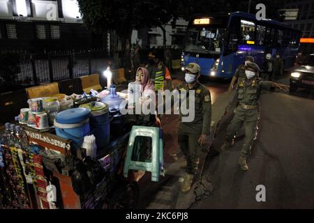 Die indonesische Polizeieinheit des öffentlichen Dienstes verteilte die Straßenverkäufer am 31. Dezember 2020 während der Silvesternacht 2021 im historischen Wahrzeichen von Old Batavia in Jakarta. Die indonesische Regierung verbietet jede Art der Neujahrsfeier 2021, um die Ausbreitung des Coronavirus Covid-19 zu verhindern, da die landesweiten Neuerkrankungen immer noch zunehmen. (Foto von Aditya Irawan/NurPhoto) Stockfoto