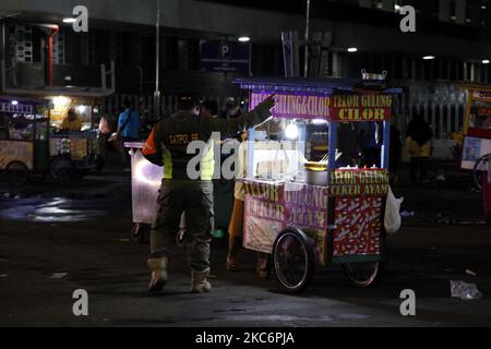 Die indonesische Polizeieinheit des öffentlichen Dienstes verteilte die Straßenverkäufer am 31. Dezember 2020 während der Silvesternacht 2021 im historischen Wahrzeichen von Old Batavia in Jakarta. Die indonesische Regierung verbietet jede Art der Neujahrsfeier 2021, um die Ausbreitung des Coronavirus Covid-19 zu verhindern, da die landesweiten Neuerkrankungen immer noch zunehmen. (Foto von Aditya Irawan/NurPhoto) Stockfoto