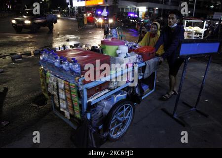 Die indonesische Polizeieinheit des öffentlichen Dienstes verteilte die Straßenverkäufer am 31. Dezember 2020 während der Silvesternacht 2021 im historischen Wahrzeichen von Old Batavia in Jakarta. Die indonesische Regierung verbietet jede Art der Neujahrsfeier 2021, um die Ausbreitung des Coronavirus Covid-19 zu verhindern, da die landesweiten Neuerkrankungen immer noch zunehmen. (Foto von Aditya Irawan/NurPhoto) Stockfoto