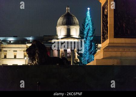 Fechten ist am Trafalgar Square in London, Großbritannien, am 31. Dezember 2020 zu sehen. Die Regierung hält die Menschen davon ab, Silvester zu feiern, und drängt sie, zu Hause zu bleiben, da die Coronavirus-Fälle in Großbritannien weiter ansteigen. (Foto von Maciek Musialek/NurPhoto) Stockfoto