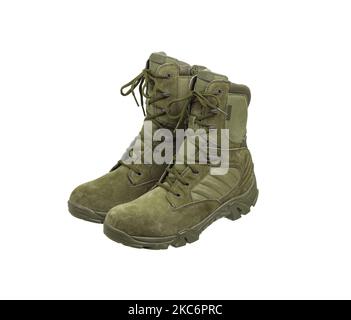 Moderne Kampfstiefel der Armee. NNeue khaki Schuhe. Isolieren auf weißem Hintergrund. Stockfoto