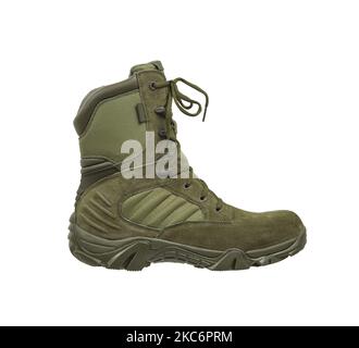 Moderne Kampfstiefel der Armee. NNeue khaki Schuhe. Isolieren auf weißem Hintergrund. Stockfoto