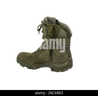 Moderne Kampfstiefel der Armee. NNeue khaki Schuhe. Isolieren auf weißem Hintergrund. Stockfoto