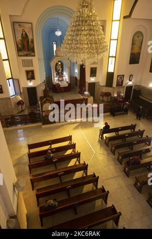 Eine Innenansicht der St. Gregory Kirche während einer Neujahrsmesse inmitten des Ausbruchs der neuen Coronavirus-Krankheit (COVID-19) in Teheran am 1. Januar 2021. Iranische Christen führen am 1.. Januar die Neujahrsgebetszeremonien durch, da die iranische Regierung Menschen von 9pm bis 4am Verbot, aus ihren Häusern zu gehen. (Foto von Morteza Nikoubazl/NurPhoto) Stockfoto