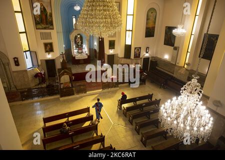 Eine Innenansicht der St. Gregory Kirche während einer Neujahrsmesse inmitten des Ausbruchs der neuen Coronavirus-Krankheit (COVID-19) in Teheran am 1. Januar 2021. Iranische Christen führen am 1.. Januar die Neujahrsgebetszeremonien durch, da die iranische Regierung Menschen von 9pm bis 4am Verbot, aus ihren Häusern zu gehen. (Foto von Morteza Nikoubazl/NurPhoto) Stockfoto