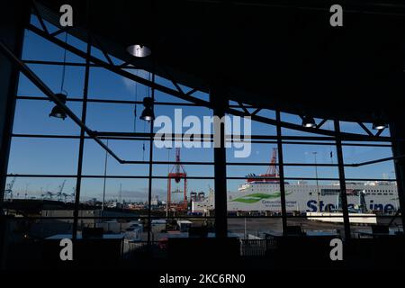 Die Fähre von Stena Estrid wurde am Hafen von Dublin angedockt. Die erste Fähre kam heute Morgen nach der Brexit-Übergangsphase im Hafen von Dublin unter neuen Handelsregeln an. Nach 47 Jahren Mitgliedschaft in der EU verließ Großbritannien am Silvesterabend um 11pm Uhr den Block und wurde zum sogenannten „Drittland“ für kommerzielle Zwecke und Zollerklärungen. Die neuen Vorschriften könnten in den kommenden Wochen zu erheblichen Verzögerungen in den Häfen führen. Am Freitag, den 1. Januar 2021, in Dublin, Irland. (Foto von Artur Widak/NurPhoto) Stockfoto