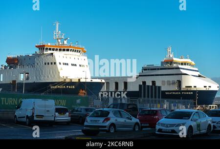 Seatruck Pace und MS Seatruck Power , zwei Ro-Ro-Ladungen, dockten im Hafen von Dublin an. Die erste Fähre kam heute Morgen nach der Brexit-Übergangsphase im Hafen von Dublin unter neuen Handelsregeln an. Nach 47 Jahren Mitgliedschaft in der EU verließ Großbritannien am Silvesterabend um 11pm Uhr den Block und wurde zum sogenannten „Drittland“ für kommerzielle Zwecke und Zollerklärungen. Die neuen Vorschriften könnten in den kommenden Wochen zu erheblichen Verzögerungen in den Häfen führen. Am Freitag, den 1. Januar 2021, in Dublin, Irland. (Foto von Artur Widak/NurPhoto) Stockfoto