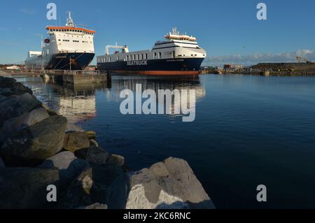 Seatruck Pace und MS Seatruck Power , zwei Ro-Ro-Ladungen, dockten im Hafen von Dublin an. Die erste Fähre kam heute Morgen nach der Brexit-Übergangsphase im Hafen von Dublin unter neuen Handelsregeln an. Nach 47 Jahren Mitgliedschaft in der EU verließ Großbritannien am Silvesterabend um 11pm Uhr den Block und wurde zum sogenannten „Drittland“ für kommerzielle Zwecke und Zollerklärungen. Die neuen Vorschriften könnten in den kommenden Wochen zu erheblichen Verzögerungen in den Häfen führen. Am Freitag, den 1. Januar 2021, in Dublin, Irland. (Foto von Artur Widak/NurPhoto) Stockfoto