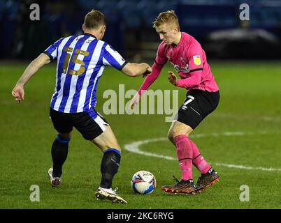 Louie Sibley von Derby County kämpft am Mittwoch mit Tom Lees von Sheffield während des Sky Bet Championship-Spiels zwischen Sheffield Wednesday und Derby County in Hillsborough, Sheffield am Freitag, den 1.. Januar 2021. (Foto von Jon Hobley/MI News/NurPhoto) Stockfoto