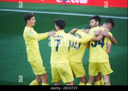 Die Spieler von Villarreal feiern das Tor von Fer Nino während der La Liga Santander mach zwischen Villarreal und Levante im Estadio de la Ceramica am 2. Januar 2021 in Vila-real, Spanien (Foto: Maria Jose Segovia/NurPhoto) Stockfoto