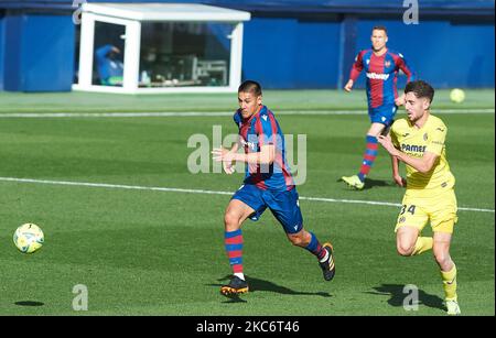 Fernando Fer Nino von Villarreal CF und Oscar Duarte von Levante UD während der La Liga Santander mach zwischen Villarreal und Levante im Estadio de la Ceramica am 2. Januar 2021 in Vila-real, Spanien (Foto: Maria Jose Segovia/NurPhoto) Stockfoto