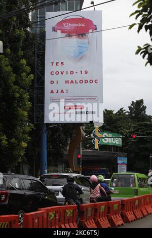 Werbung für Coronavirus-Tests auf einer Straße in Bogor, West Java, Indonesien, am 2. Januar 2021. (Foto von Adriana Adie/NurPhoto) Stockfoto