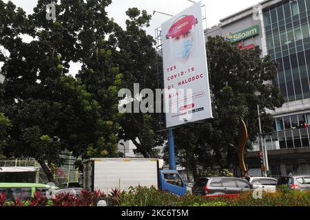 Werbung für Coronavirus-Tests auf einer Straße in Bogor, West Java, Indonesien, am 2. Januar 2021. (Foto von Adriana Adie/NurPhoto) Stockfoto