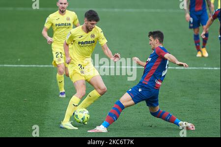 Fernando Fer Nino von Villarreal CF und Nemanja Radoja von Levante UD während der La Liga Santander mach zwischen Villarreal und Levante im Estadio de la Ceramica am 2. Januar 2021 in Vila-real, Spanien (Foto: Maria Jose Segovia/NurPhoto) Stockfoto