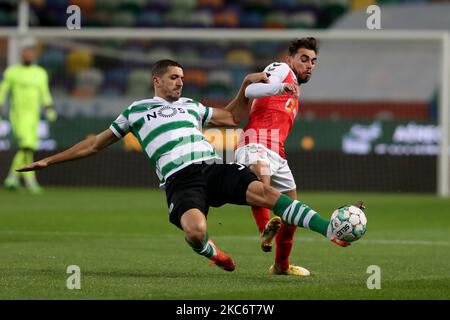 Zouhair Feddal von Sporting CP (L) steht mit Ricardo Horta vom SC Braga während des Fußballspiels der Portugiesischen Liga zwischen Sporting CP und SC Braga am 2. Januar 2021 im Stadion Jose Alvalade in Lissabon, Portugal, im Spiel. (Foto von Pedro FiÃºza/NurPhoto) Stockfoto