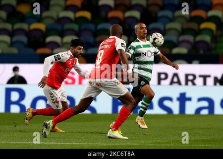 Joao Mario von Sporting CP (R ) lebt mit Al Musrati vom SC Braga (C ) und Ricardo Esgaio während des Fußballspiels der Portugiesischen Liga zwischen Sporting CP und SC Braga am 2. Januar 2021 im Stadion Jose Alvalade in Lissabon, Portugal. (Foto von Pedro FiÃºza/NurPhoto) Stockfoto