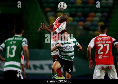 Al Musrati vom SC Braga (C top) steht mit Joao Palhinha von Sporting CP während des Fußballspiels der Portugiesischen Liga zwischen Sporting CP und SC Braga am 2. Januar 2021 im Stadion Jose Alvalade in Lissabon, Portugal, auf. (Foto von Pedro FiÃºza/NurPhoto) Stockfoto