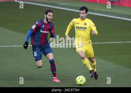 Ruben Rochina von Levante UD (L) und Villarreals Manu Trigueros (R) während des spanischen La Liga-Spiels zwischen Villarreal cf und Levante UD am 2. Jaunary 2021 im Stadion La Ceramica. (Foto von Jose Miguel Fernandez/NurPhoto) Stockfoto