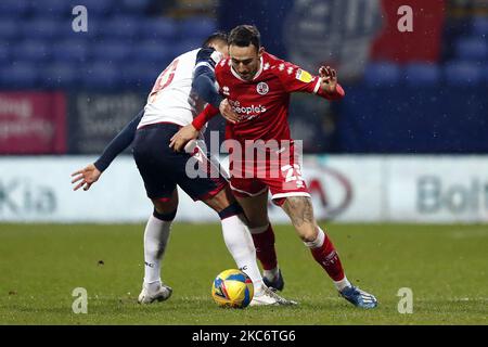 Crawleys Sam Ashford stößt beim Sky Bet League 2-Spiel zwischen Bolton Wanderers und Crawley Town am Samstag, den 2.. Januar 2021, auf Bolton im Reebok Stadium mit Bolton Anthoni Sarcevic zusammen. (Foto von Chris Donnelly/MI News/NurPhoto) Stockfoto