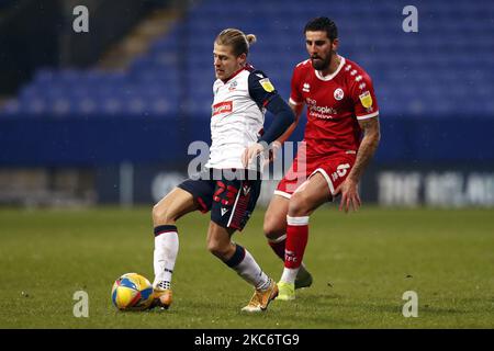 Crawleys Tom Dallison übt Druck auf Boltons Lloyd Isgrove während des Sky Bet League 2-Spiels zwischen Bolton Wanderers und Crawley Town im Reebok Stadium, Bolton, am Samstag, 2.. Januar 2021 aus. (Foto von Chris Donnelly/MI News/NurPhoto) Stockfoto