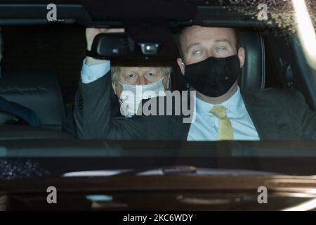 Der britische Premierminister Boris Johnson verlässt das BBC Broadcasting House im Zentrum von London, nachdem er am 03. Januar 2021 auf der Andrew Marr Show in London, England, auftrat. (Foto von Wiktor Szymanowicz/NurPhoto) Stockfoto