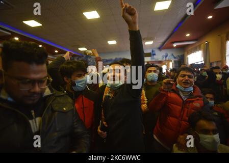 Am Sonntag, den 03. Januar 2021, rufen die versammelten Fraktionsstudenten der regierenden Kommunistischen Partei Nepals mit dem Slogan „Ich bin mit KP Sharma Oli“ in Kathmandu, Nepal. (Foto von Narayan Maharjan/NurPhoto) Stockfoto