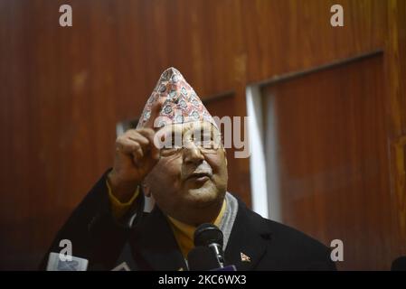 Premierminister KP Sharma Oli sprach am Sonntag, dem 03. Januar 2021, gegen die versammelten Fraktionsstudenten der regierenden nepalesischen Kommunistischen Partei in Kathmandu, Nepal. (Foto von Narayan Maharjan/NurPhoto) Stockfoto