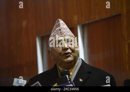 Premierminister KP Sharma Oli sprach am Sonntag, dem 03. Januar 2021, gegen die versammelten Fraktionsstudenten der regierenden nepalesischen Kommunistischen Partei in Kathmandu, Nepal. (Foto von Narayan Maharjan/NurPhoto) Stockfoto