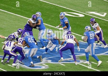 Detroit Lions läuft zurück D'Andre Swift (32) spielt den Ball während der ersten Hälfte eines NFL-Fußballspiels gegen die Minnesota Vikings in Detroit, Michigan, USA, am Sonntag, 3. Januar 2021. (Foto von Jorge Lemus/NurPhoto) Stockfoto