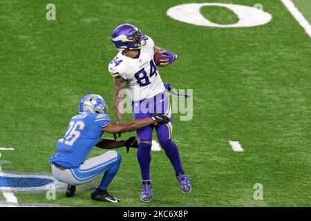 Minnesota Vikings Tight End Irv Smith (84) wird von Detroit Lions Strong Safety Duron Harmon (26) während der ersten Hälfte eines NFL-Fußballspiels in Detroit, Michigan, USA, am Sonntag, dem 3. Januar 2021, in Angriff genommen. (Foto von Jorge Lemus/NurPhoto) Stockfoto
