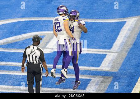 Der Minnesota Vikings Wide Receiver Chad Beebe (12) feiert seinen Touchdown mit Tight End Irv Smith (84) während der ersten Hälfte eines NFL-Fußballspiels gegen die Detroit Lions in Detroit, Michigan, USA, am Sonntag, dem 3. Januar 2021. (Foto von Jorge Lemus/NurPhoto) Stockfoto