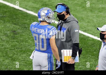 Detroit Lions Cheftrainer Darrell Bevel spricht mit dem Detroit Lions Wide Receiver Danny Amendola (80) während der zweiten Hälfte eines NFL-Fußballspiels zwischen den Detroit Lions und den Minnesota Vikings in Detroit, Michigan, USA, am Sonntag, den 3. Januar 2021. (Foto von Amy Lemus/NurPhoto) Stockfoto