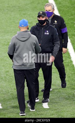 Detroit Lions-Cheftrainer Darrell Bevel schüttelt sich am Sonntag, den 3. Januar 2021, beim Abschluss eines NFL-Fußballspiels zwischen den Detroit Lions und den Minnesota Vikings in Detroit, Michigan, USA, die Hände mit Minnesota Vikings-Cheftrainer Mike Zimmer. (Foto von Amy Lemus/NurPhoto) Stockfoto