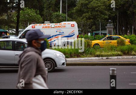 Alltag in Quito, Ecuador, am 4. Januar 2021. Die Hauptstadt Quito in Ecuador ist eine der am stärksten von Covid-19 betroffenen Städte, die Menschen sind an die Verwendung einer Maske gewöhnt, aber trotzdem behaupten Krankenhäuser, mit Patienten überladen zu sein. Mehrere Bürger sehen eine Lebenserwartung im Impfstoff.(Foto: Rafael Rodriguez/NurPhoto) Stockfoto